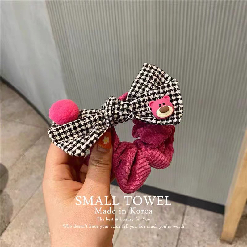 Dây cột tóc gấu dâu Lotso nơ sọc caro đính charm cute phong cách Hàn Quốc - Dây buộc tóc scrunchies gấu dâu Losto