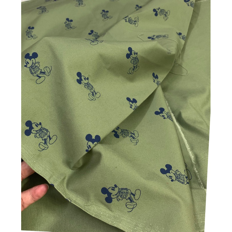Vải kaki xanh rêu in hình chuột mickey