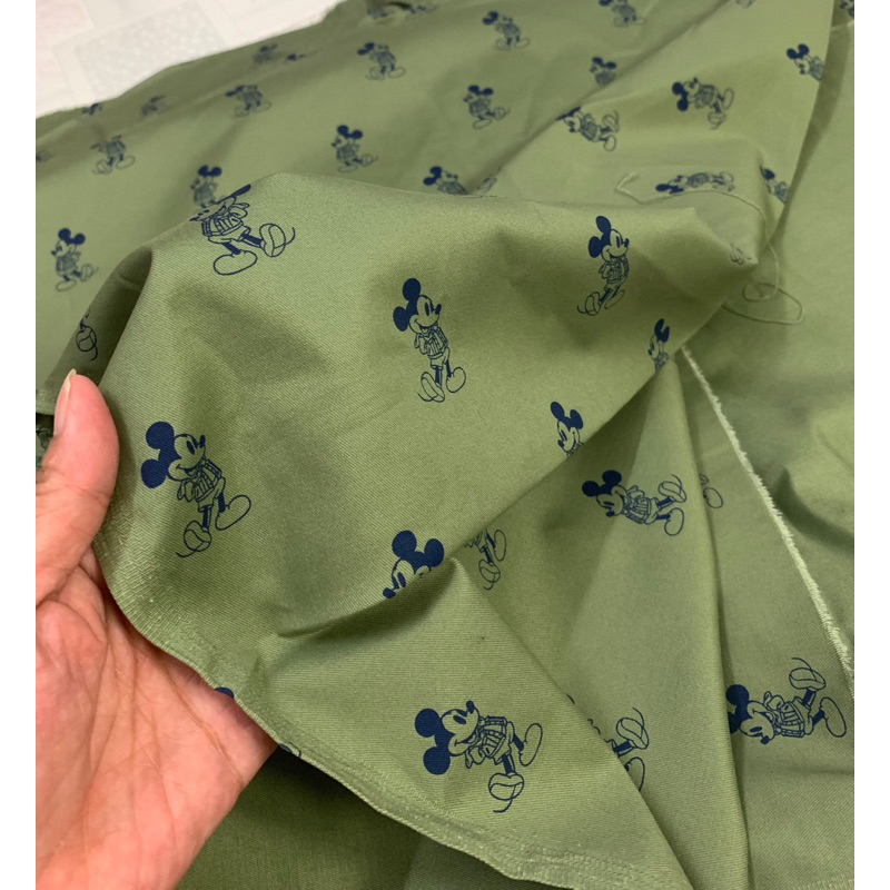 Vải kaki xanh rêu in hình chuột mickey