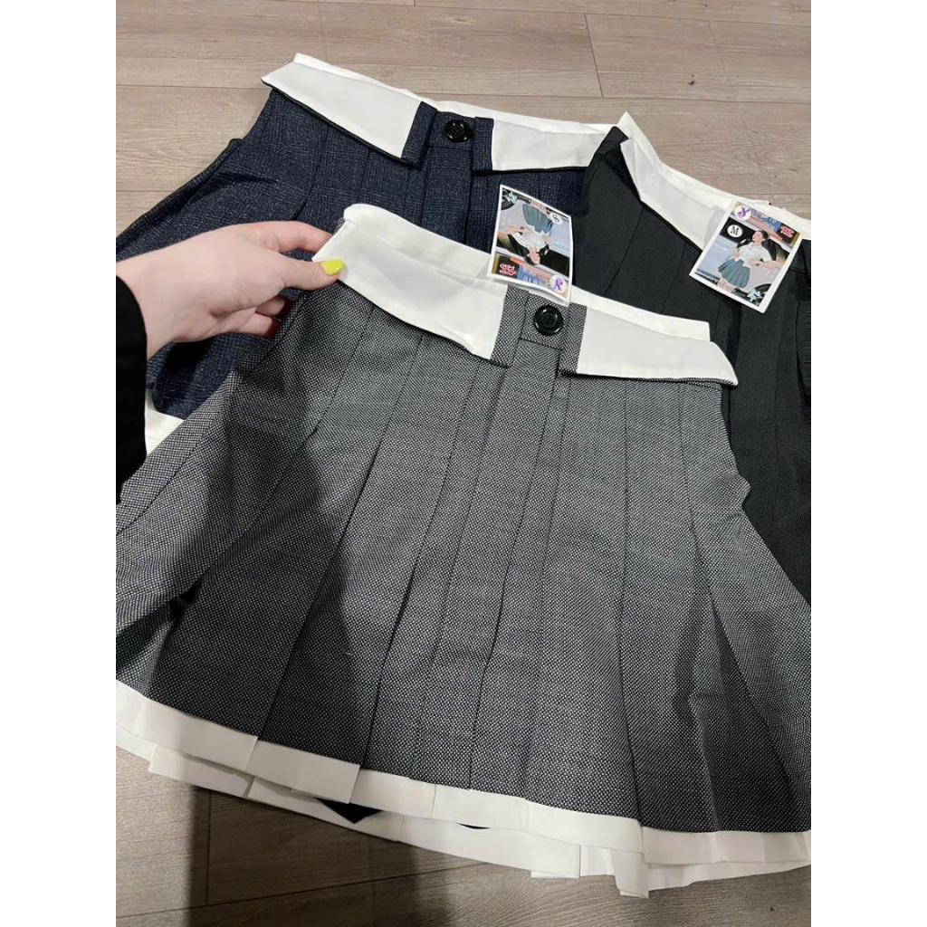 áo sơ mi croptop túi ngực, chân váy tennis gập trắng lưng viền trắng