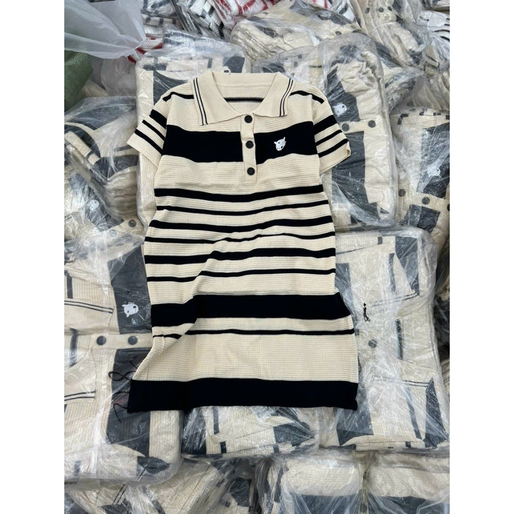 Đầm len quảng châu cổ bẻ sọc thêu gấu cài nút hàng qc đẹp