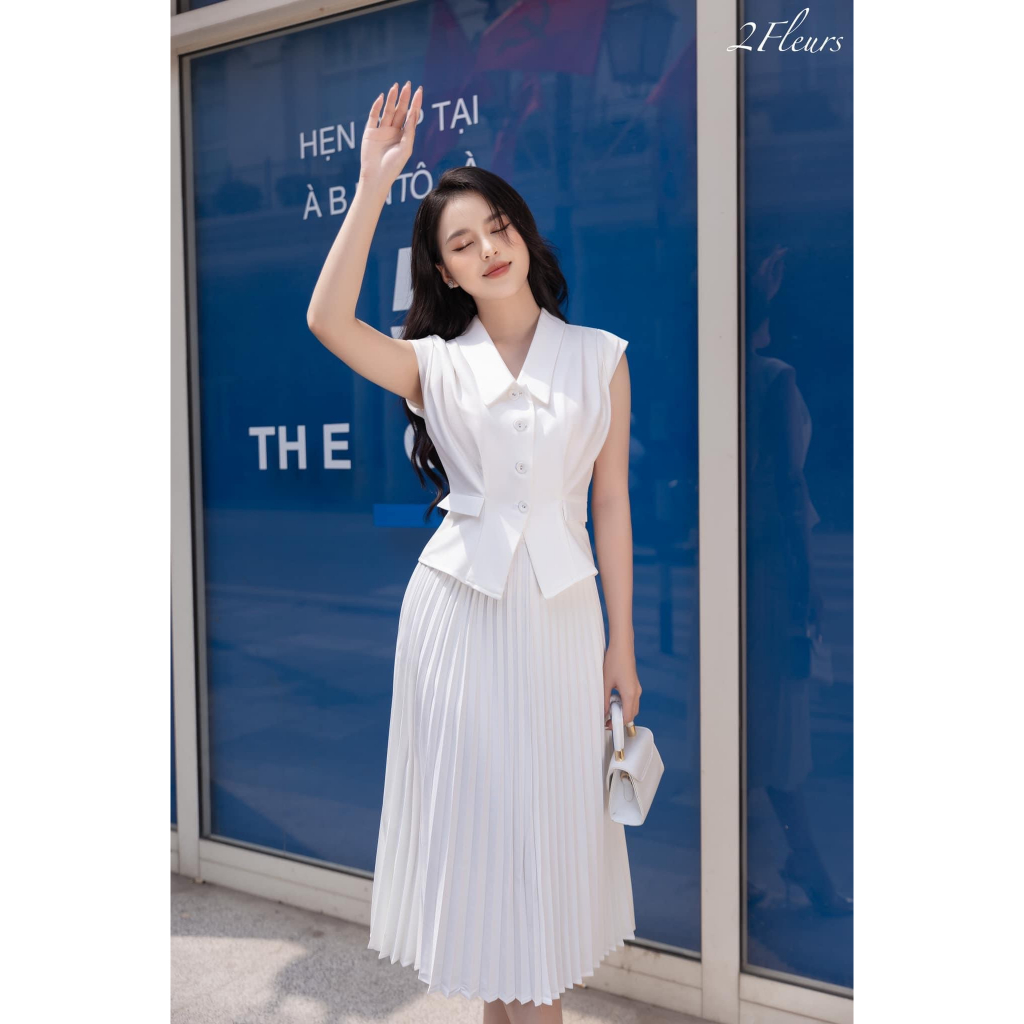 Set váy công sở 2Fleurs gồm áo sơ mi thiết kế tay hến cổ bẻ cách điệu xếp ly vai cùng chân váy xoè xếp ly dáng dài