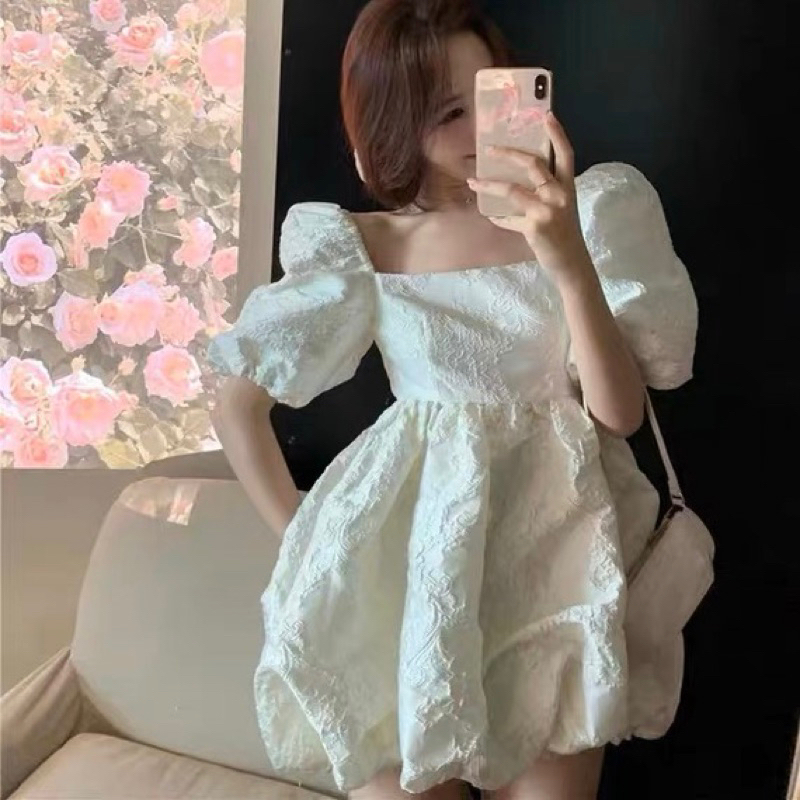Đầm babydoll gấm hoa tay phồng màu hồng/trắng