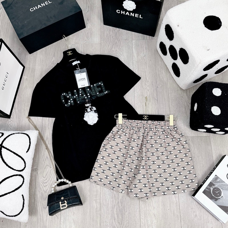 [ 𝐅𝐑𝐄𝐄 𝐒𝐇𝐈𝐏 ] Set áo phông Cha.nel hoa trà mix quần sooc Áo cotton khô QC l1 dày đẹp,hình kim sa đính nổi tag nơ cài rời