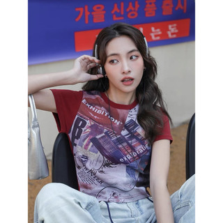 Áo thun croptop đỏ in họa tiết chữ báo QCL1 LuciK Shop AT0024