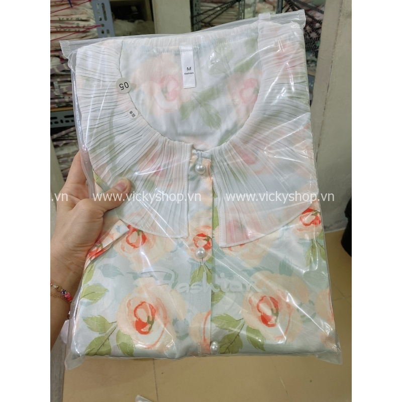 Bộ đồ ngủ pijama lụa QCCC, tay ngắn quần dài cổ bèo in hoa,chất đẹp mềm mịn,mặc thoải mái.B466