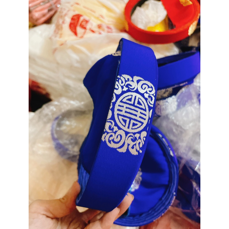 Mấn đội áo dài truyền thống cho bé