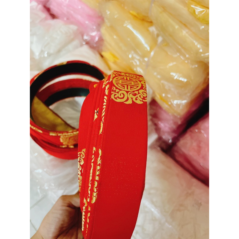 Mấn đội áo dài truyền thống cho bé