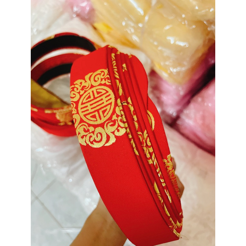 Mấn đội áo dài truyền thống cho bé