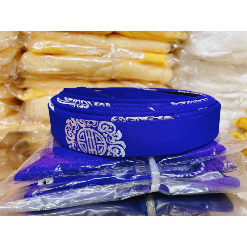 Mấn đội áo dài truyền thống cho bé