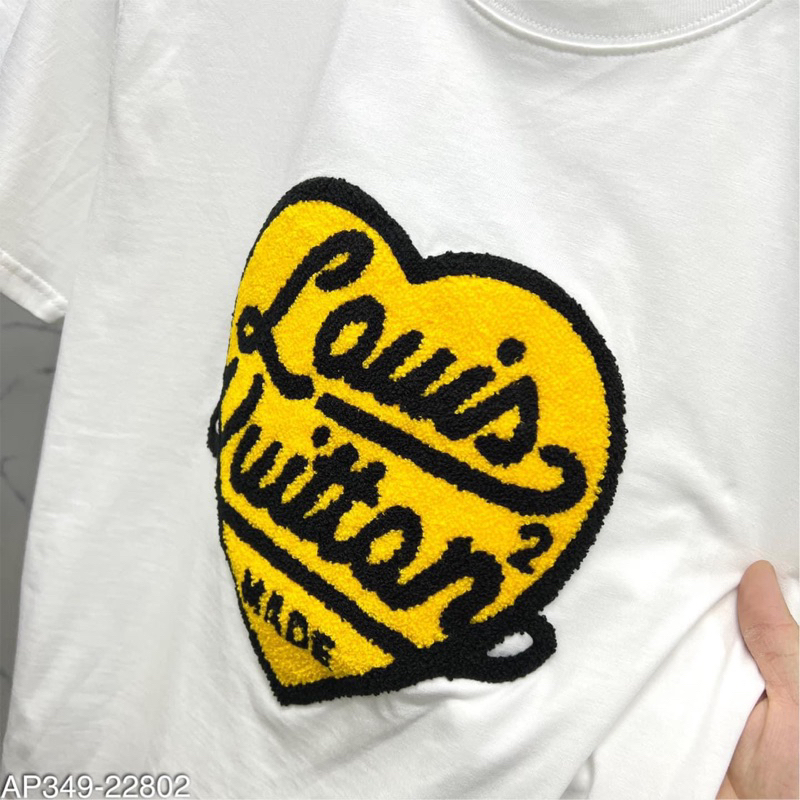 Áo phông hoạ tiết logo quả tim fom lên cực đẹp