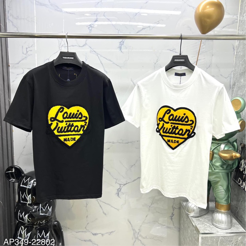 Áo phông hoạ tiết logo quả tim fom lên cực đẹp