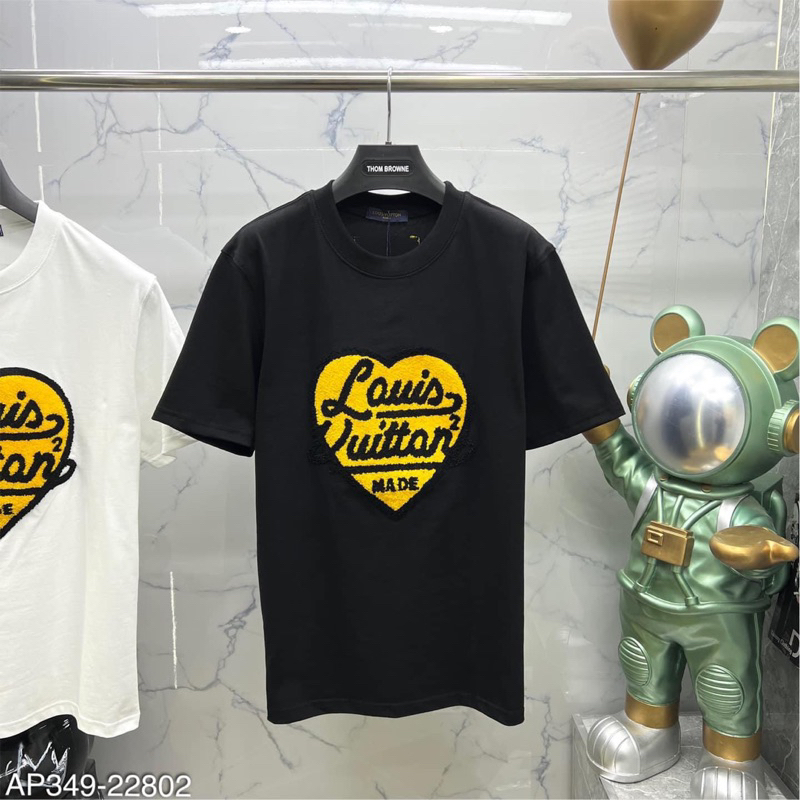 Áo phông hoạ tiết logo quả tim fom lên cực đẹp