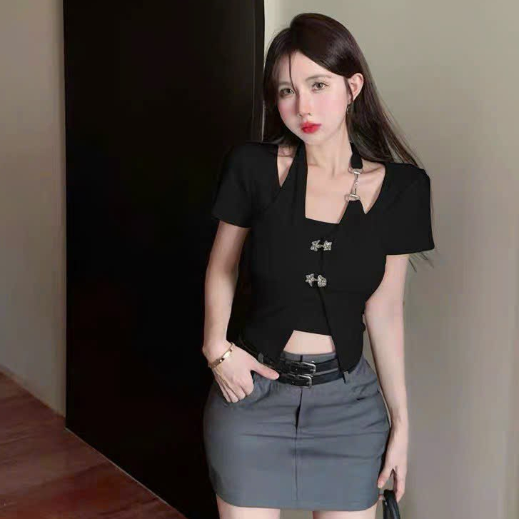 Áo Croptop Cổ Yếm Phối Cúc Nơ