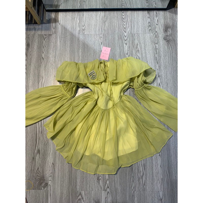 Váy tơ trễ vai tay xoè