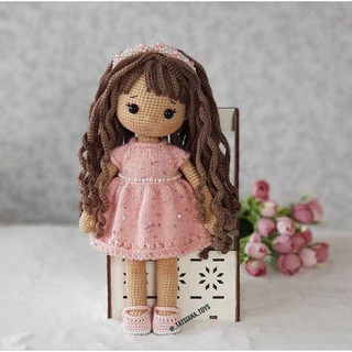Búp bê len mô phỏng dáng người và mắt thêu nét