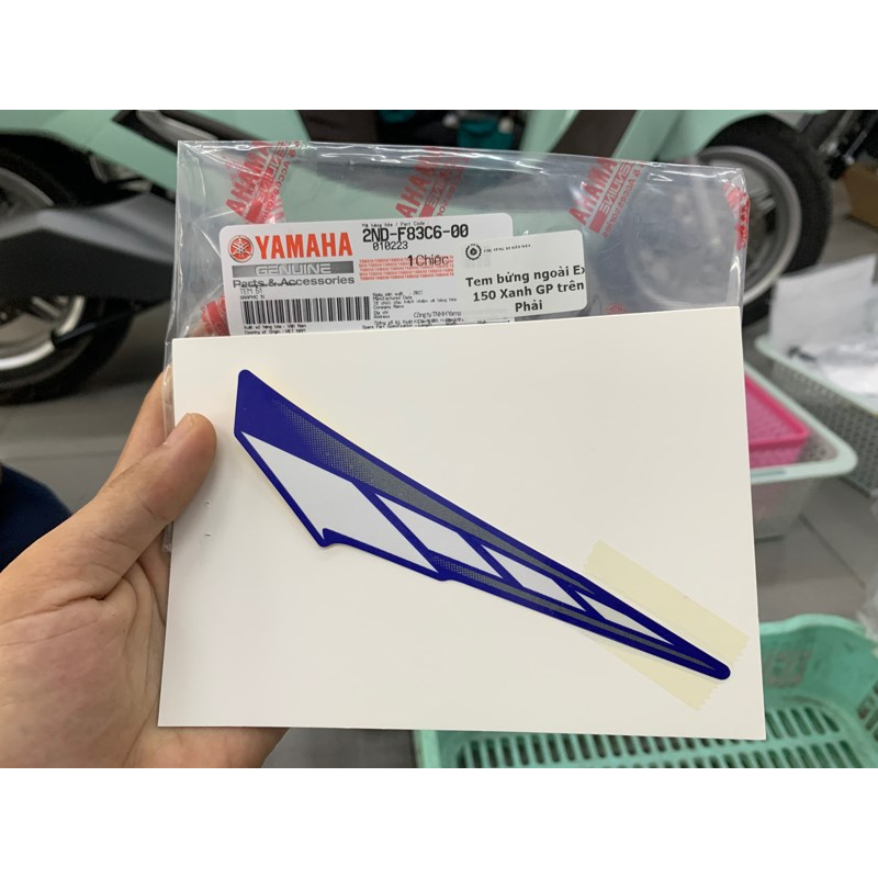 Tem bửng ngoài Ex 150 Xanh GP trên Phải