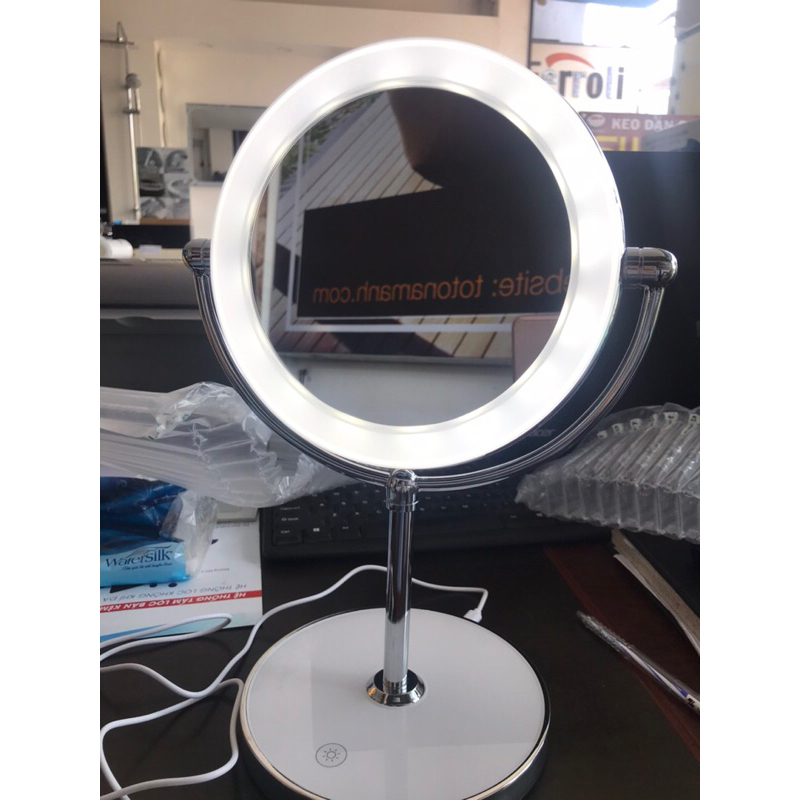 Gương trang điểm đặt bàn đèn led 2 mặt màu trắng có cảm ứng mặt tròn RM160