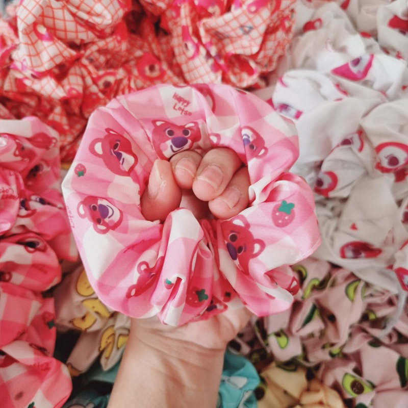 Scrunchies chun cột tóc gấu dâu Lotso hot trend vải siêu xịn