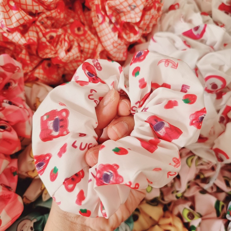 Scrunchies chun cột tóc gấu dâu Lotso hot trend vải siêu xịn