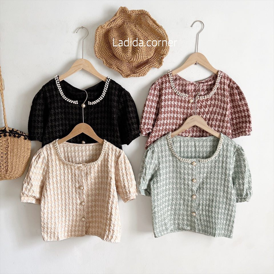Áo kẻ viền ngọc trai cổ tròn cúc ngọc Ladida