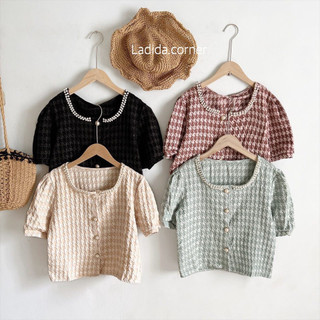 Áo kẻ viền ngọc trai cổ tròn cúc ngọc Ladida