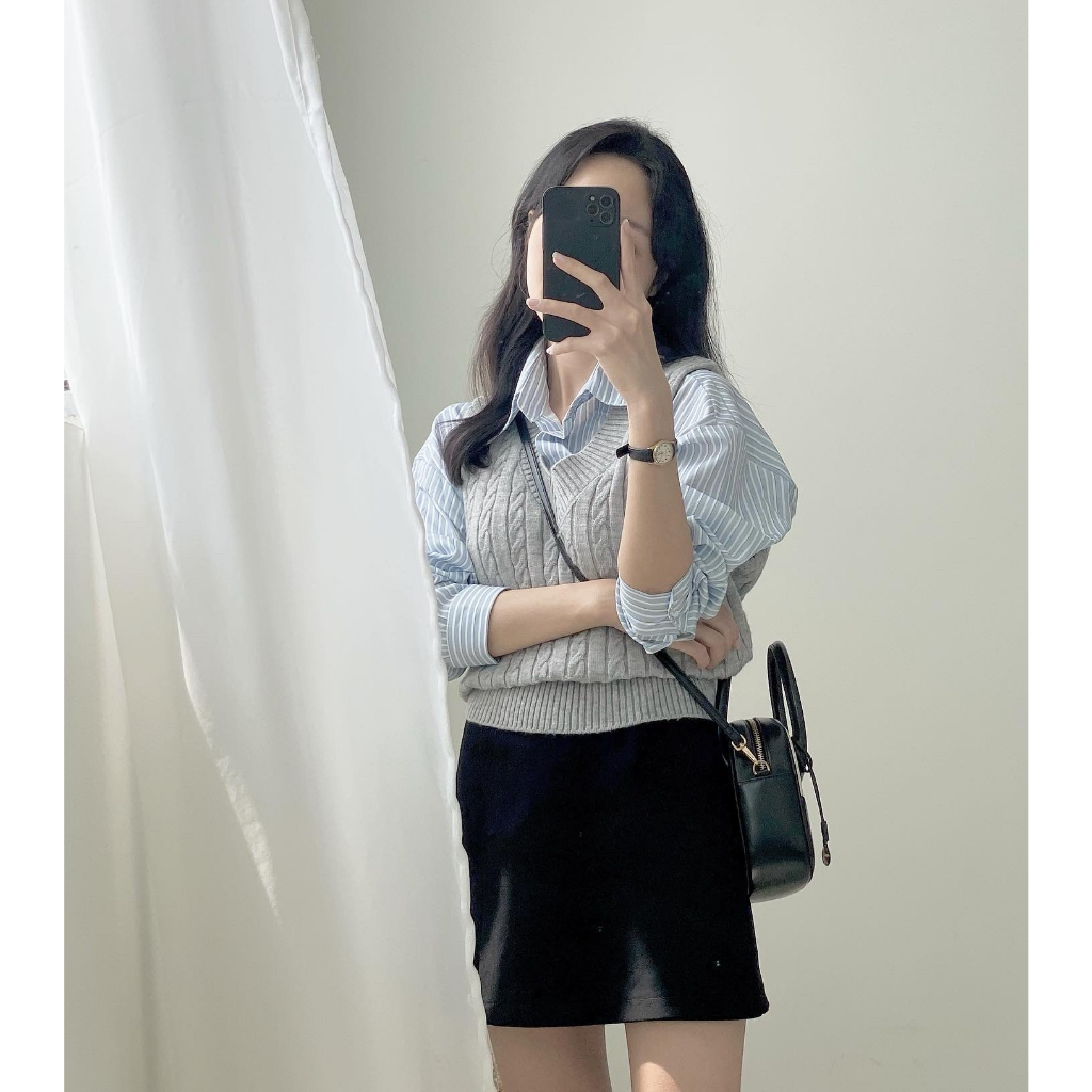 Set áo ghile len xám kèm sơ mi kẻ sọc xanh xám nhẹ nhàng kiểu dáng basic - immin.h