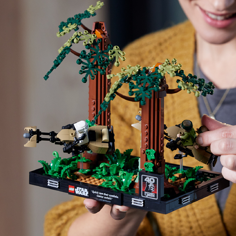 Đồ Chơi Lắp Ráp Cuộc Truy Đuổi Trong Khu Rừng Endor LEGO STAR WARS 75353 (608 chi tiết)