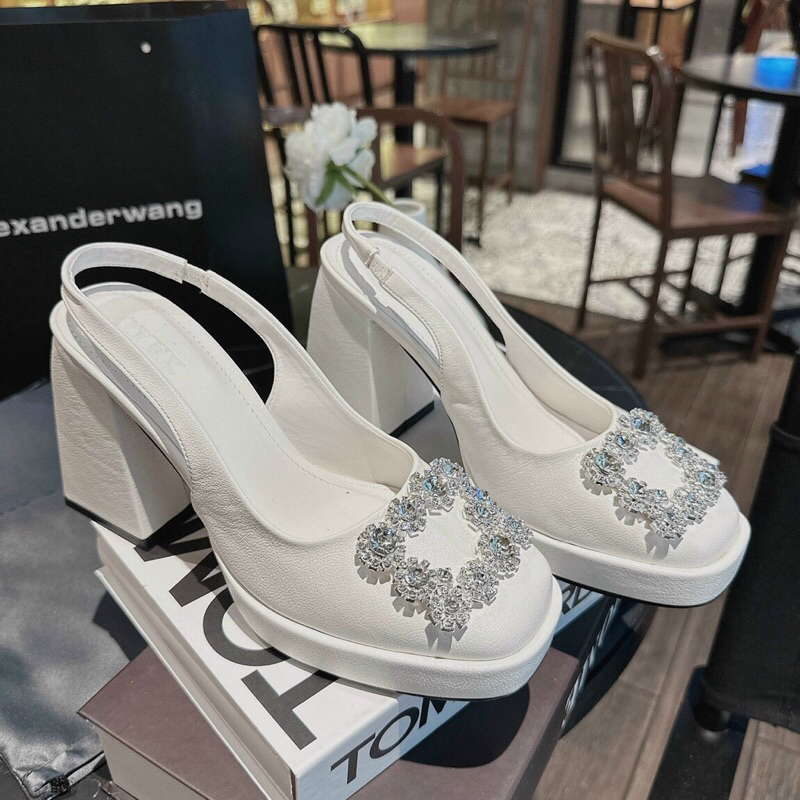 Giày gót vuông khoá