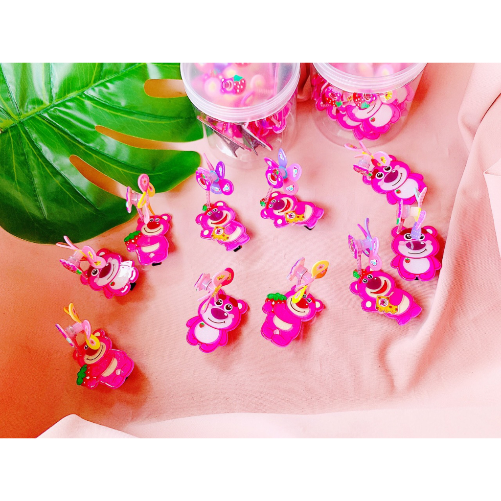 kẹp tóc mái - cặp tóc cho bé hình gấu dâu (Lotso), cappy bara gắn chong chóng xoay trước gió siêu cư