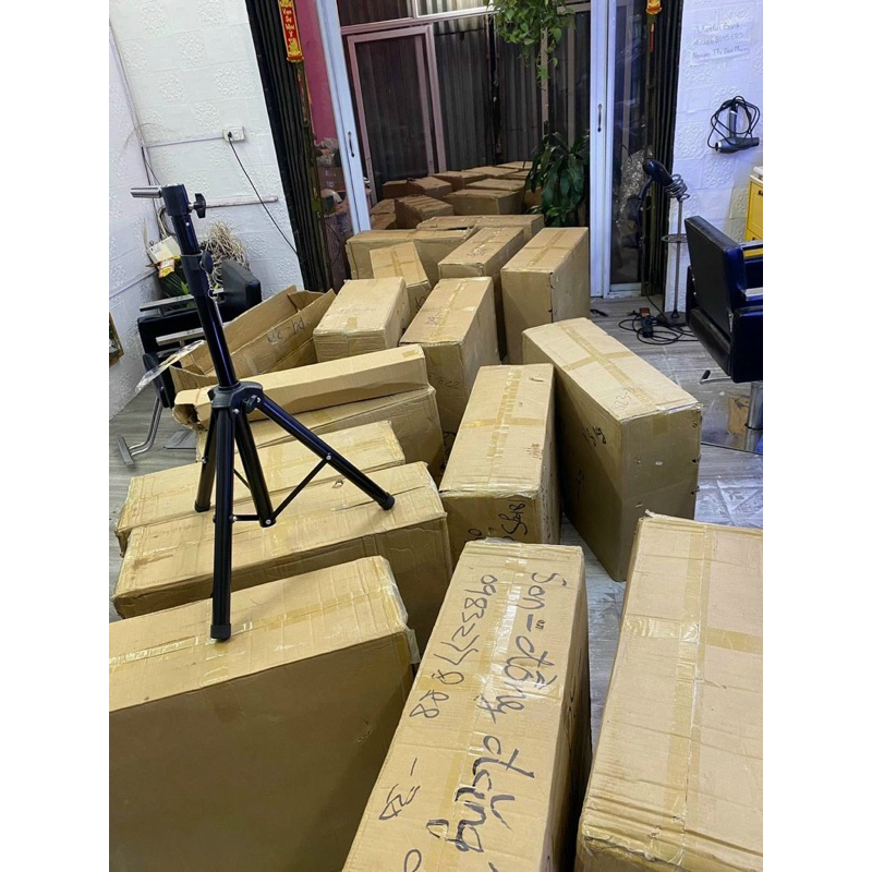 Chân manocanh hoặc cắt tóc