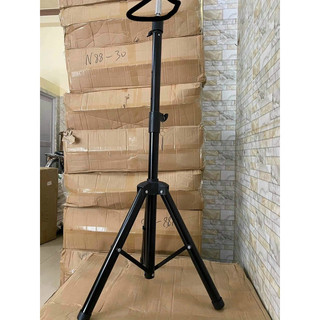 chân manocanh hoặc cắt tóc