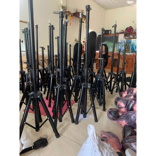 chân manocanh hoặc cắt tóc