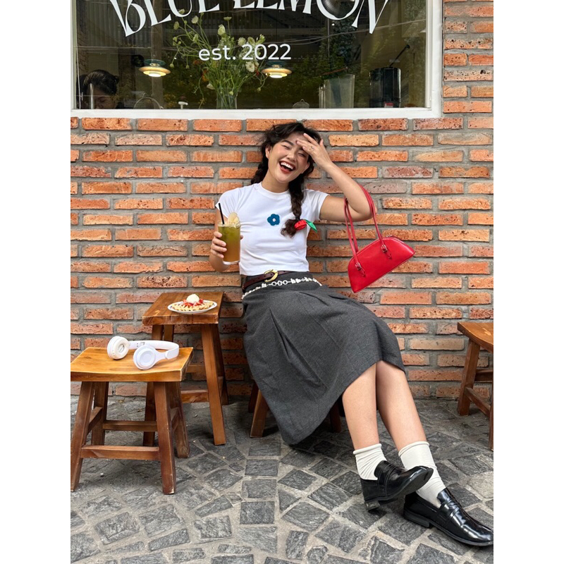 Áo thun dáng ngắn hình hoa thêu xù - DELYN