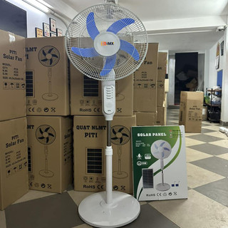 Quạt năng lượng mặt trời tích điện size lớn cánh tốc độ gió mạnh (ngang quạt điện) ba tốc độ gió, dùng cho cả điện 220v