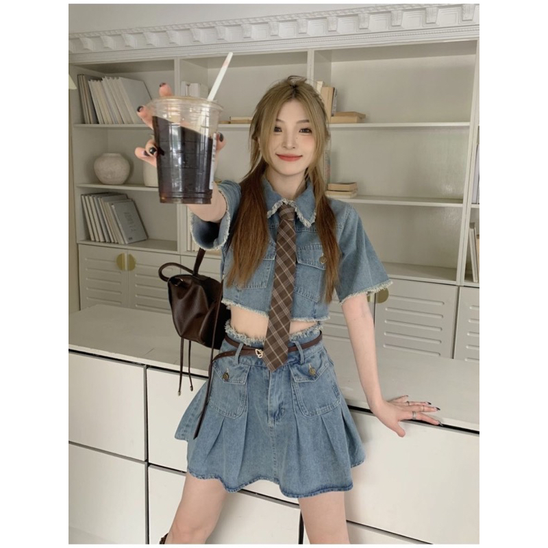 Set Áo croptop kèm chân váy denim xếp ly phong cách Hàn Quốc 2023