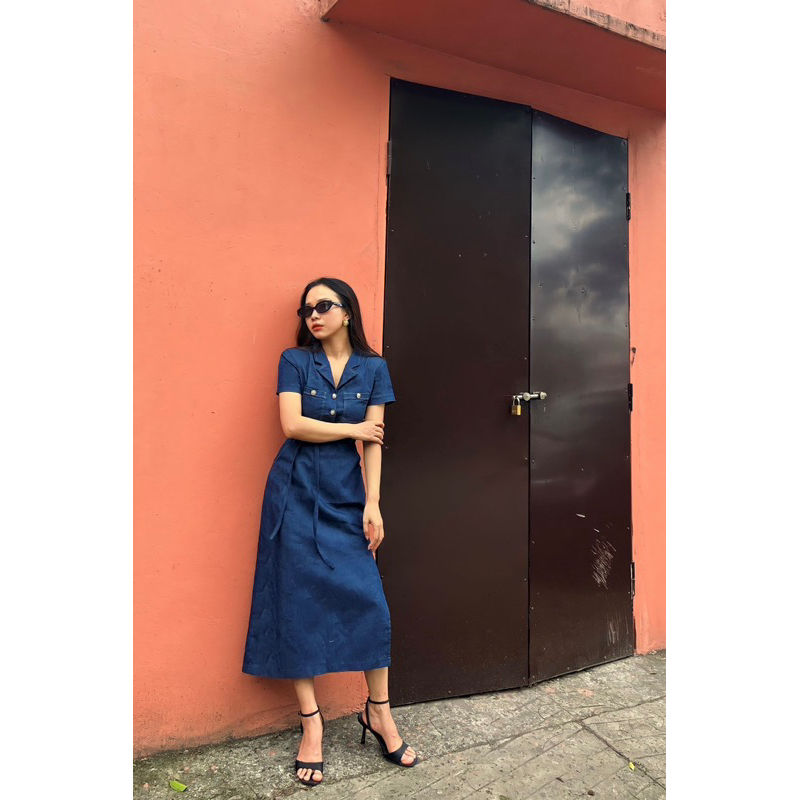 Váy jean dáng dài, cổ vest, Màu Xanh Dương Phong Cách retro thiết kế cao cấp, VA020