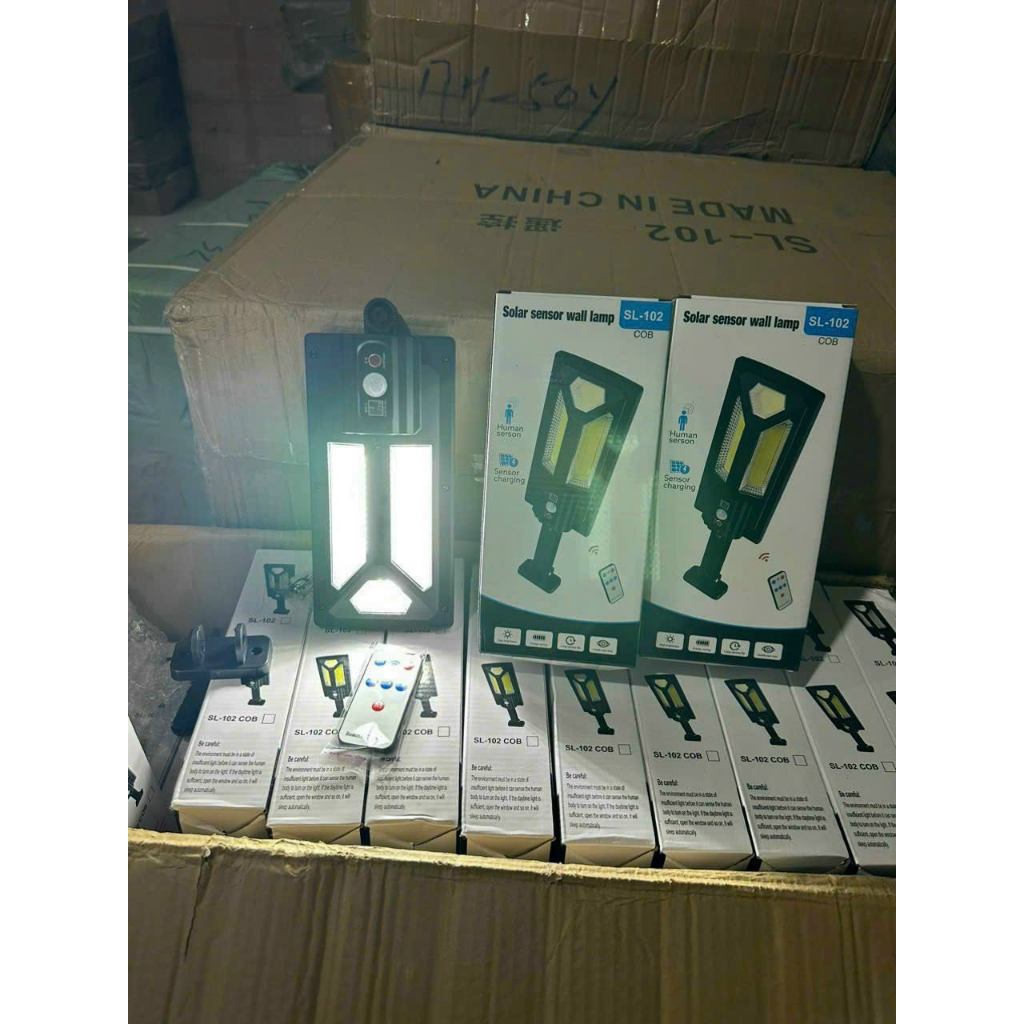 Đèn LED năng lượng mặt trời CẢM BIẾN chuyển động Có kèm remote điều khiển từ xa - Mẫu mới 2023