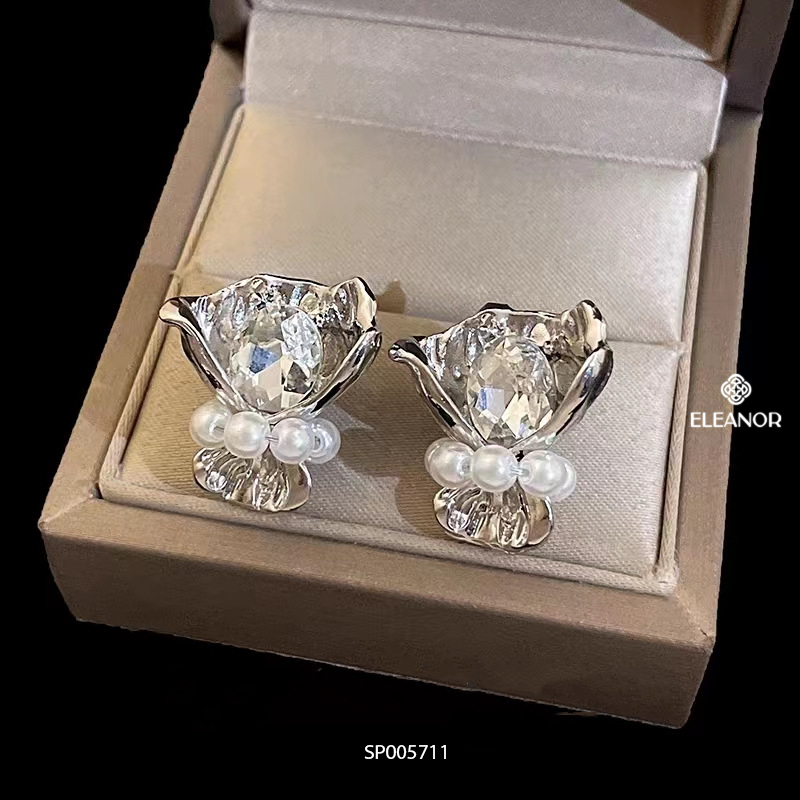 Bông tai nữ chuôi bạc 925 Eleanor Accessories hình bó hoa đính ngọc trai nhân tạo phụ kiện trang sức 5711