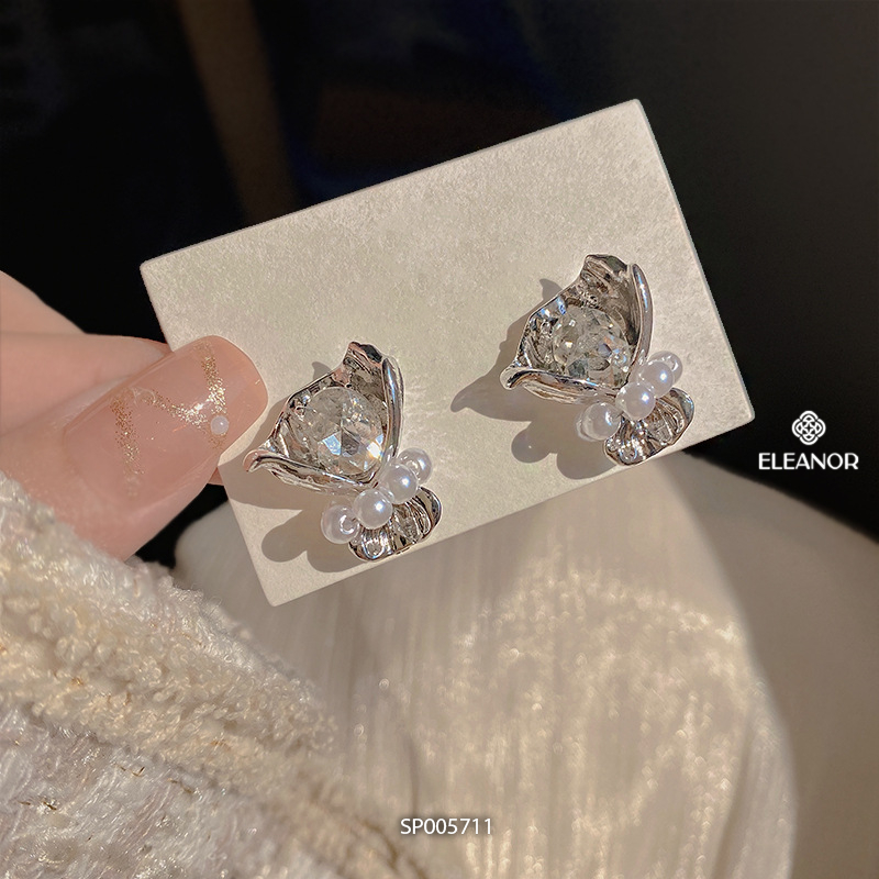 Bông tai nữ chuôi bạc 925 Eleanor Accessories hình bó hoa đính ngọc trai nhân tạo phụ kiện trang sức 5711