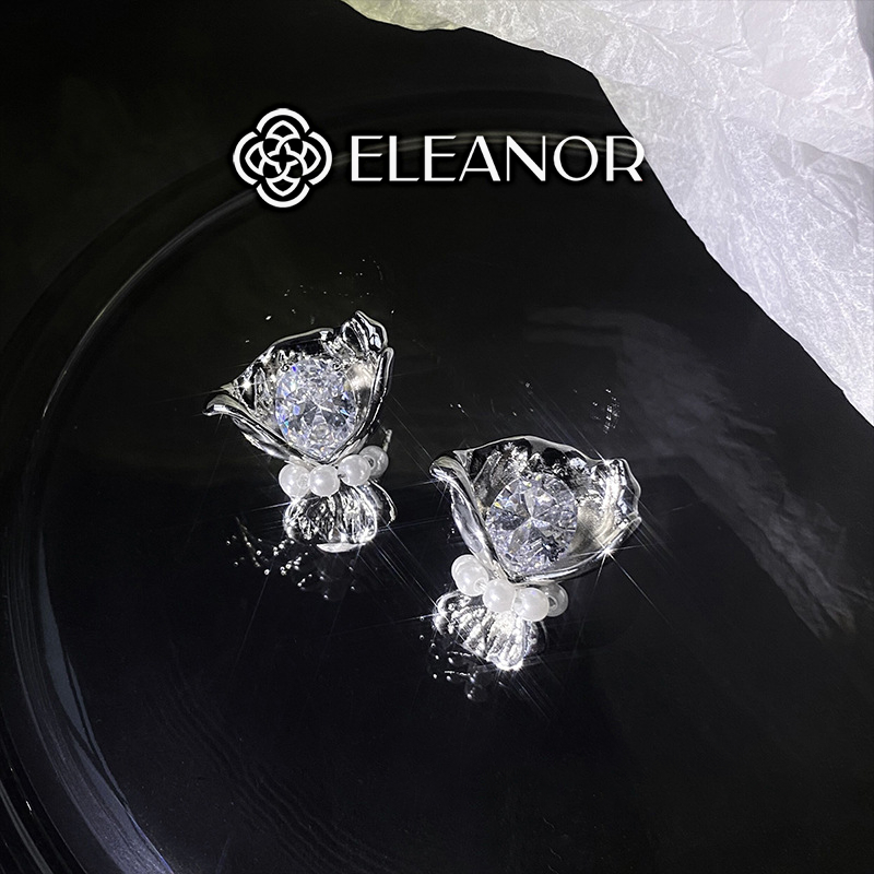 Bông tai nữ chuôi bạc 925 Eleanor Accessories hình bó hoa đính ngọc trai nhân tạo phụ kiện trang sức 5711