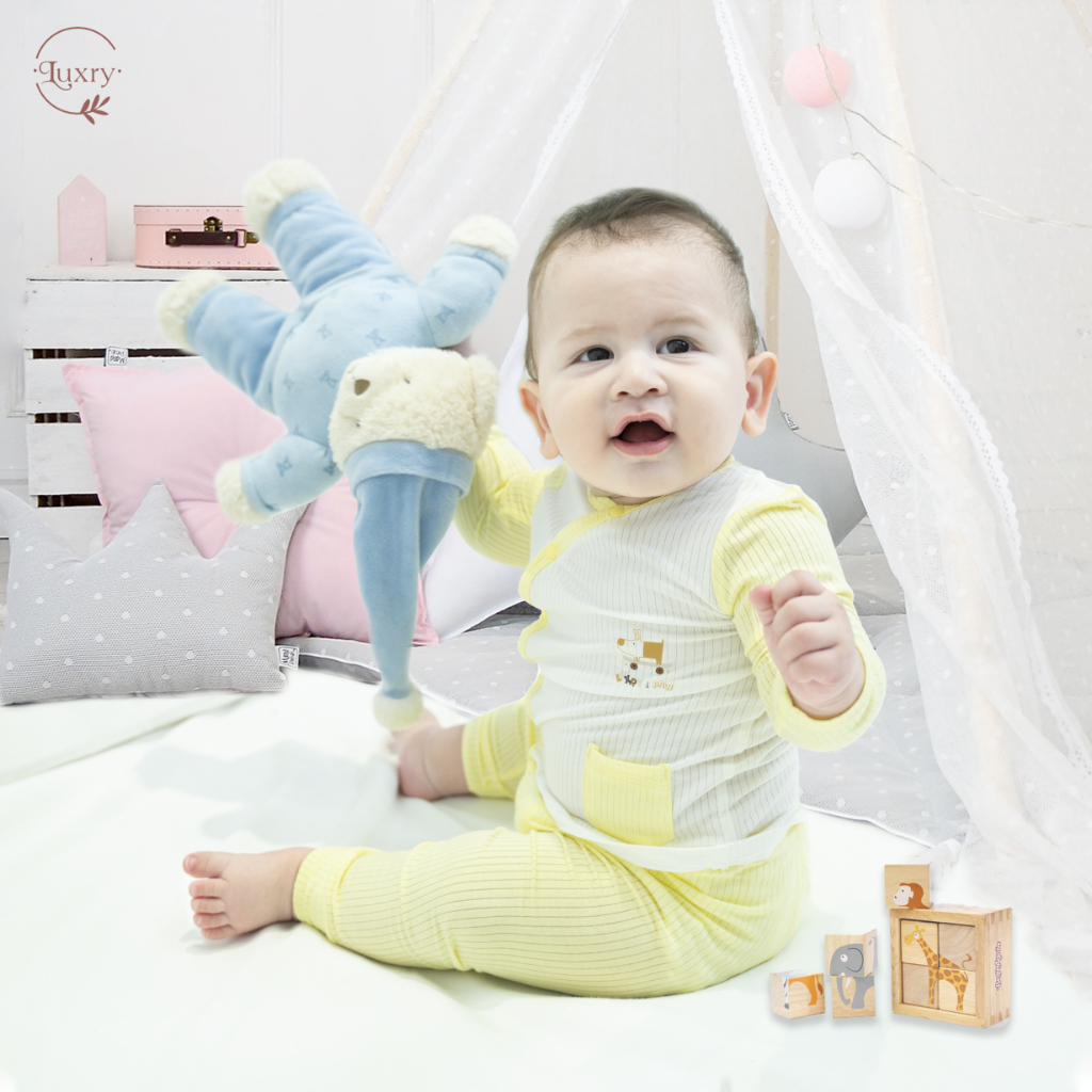 Bộ quần áo dài tay cài lệch vạt chéo phối túi Luxry đáng yêu làm từ vải sợi tre cho bé từ sơ sinh đến 18 tháng