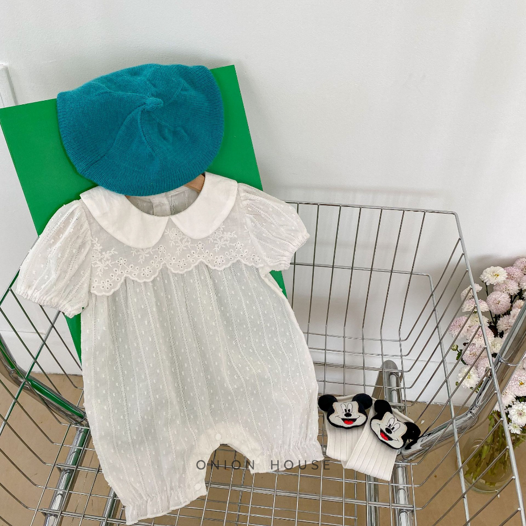 Romper trắng thô xô bi nổi tay phồng cổ sen bé gái