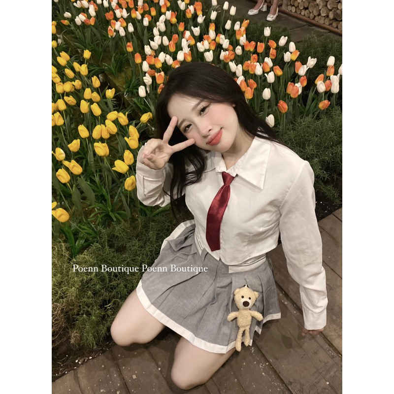 Chân váy tenis xám kèm bé gấu xinh