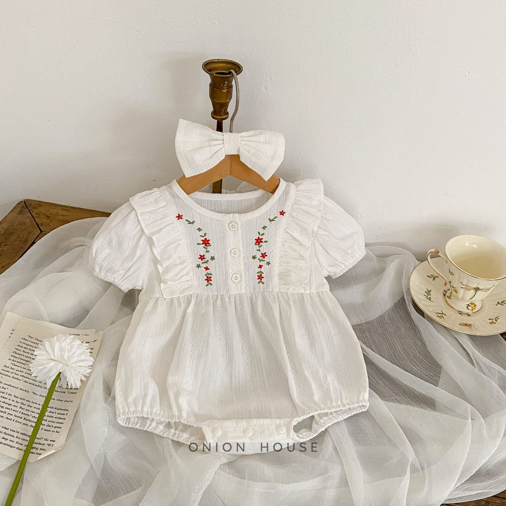 Bodysuit trắng tay phồng viền bèo thêu hoa đỏ bé gái