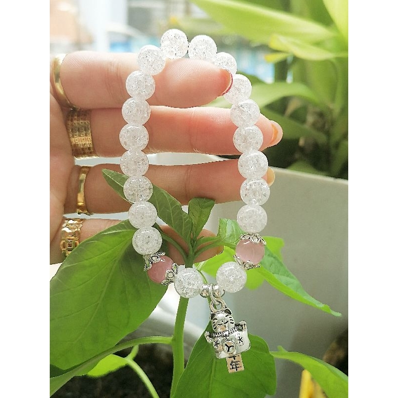 Chuỗi vòng tay đá tuyết charm mèo Thần Tài bình an