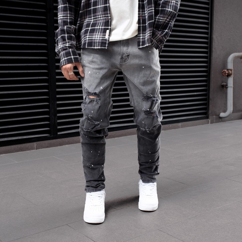 Quần jean nam cao cấp streetwear màu đen wash vẫy sơn rách bui bậm form slimfit chất jean co giãn, thoải mái.