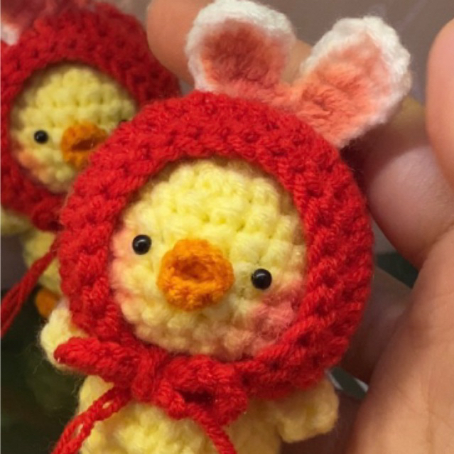Móc khoá gà đội nón thỏ móc len Amigurumi crochet