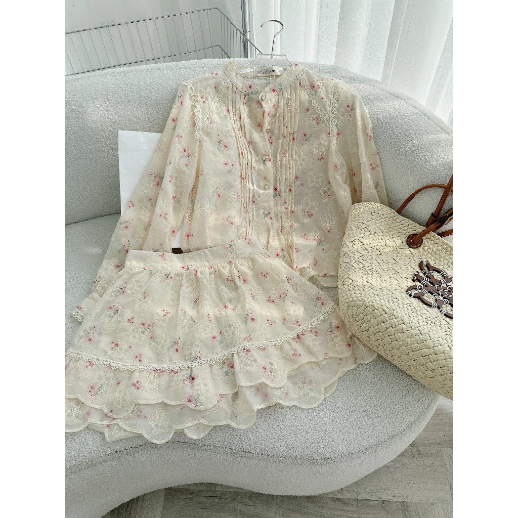 SET ÁO SƠ MI KEM THÊU HOA NỔI XẾP LY NGỰC CỔ TRỤ NÚT CHẠY REN VAI + CHÂN VÁY TẦNG THÊU HOA VIỀN REN (TH)