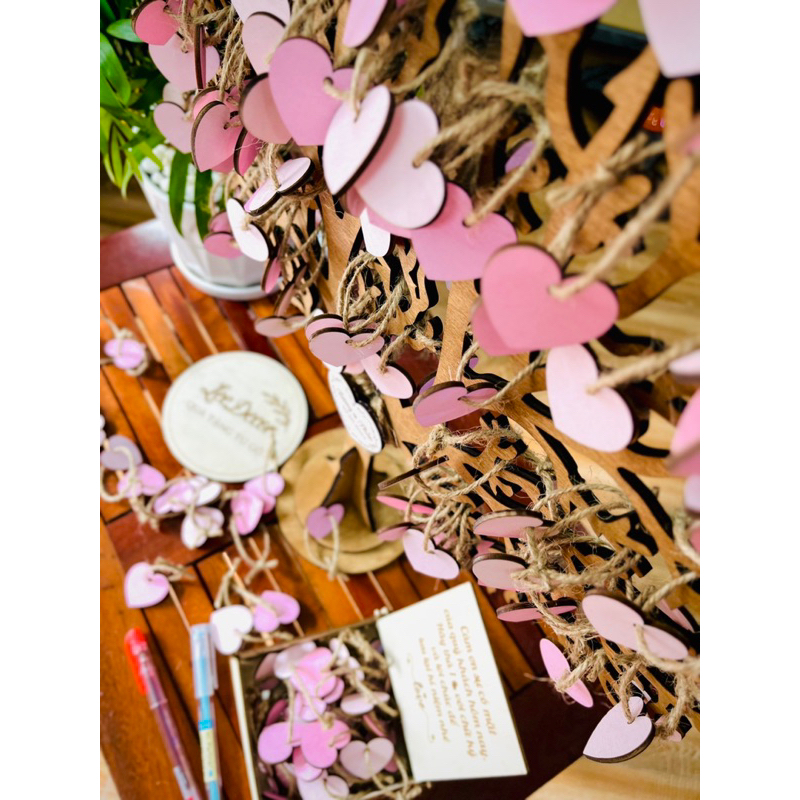 Cây hạnh phúc- treo trái tim ký tên cho khách mời trong đám cưới- decor bàn gallery